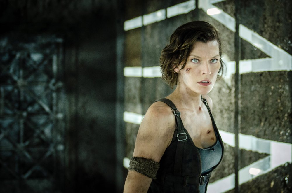 RESIDENT EVIL: THE FINAL CHAPTER, MILLA JOVOVICH, IAIN GLEN, 2016. PH: COCO VAN OPPENS/©SCREEN