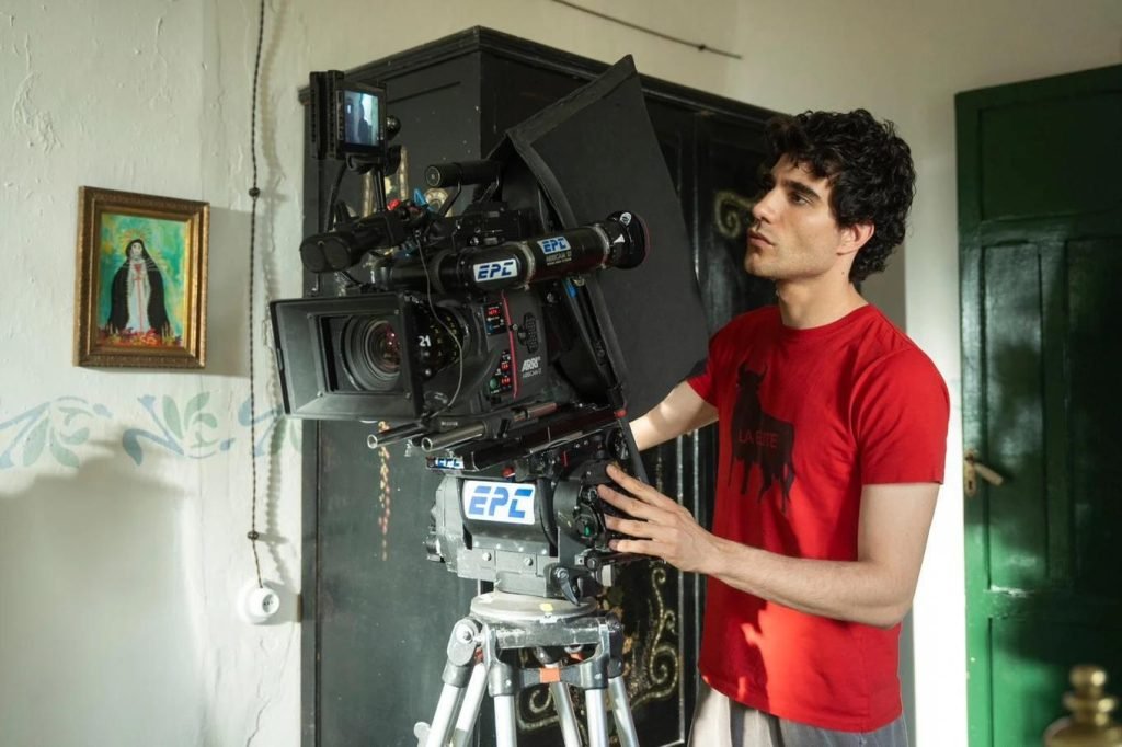 La bola negra confirma el salto de Javier Calvo y Javier Ambrossi al cine autoral de gran formato: una película ambiciosa, lorquiana y profundamente queer, que recupera la memoria de Federico García Lorca no como estatua cultural, sino como cuerpo deseante y herida histórica. Su exceso a veces la desborda, pero también revela a dos directores dispuestos a arriesgar de verdad.