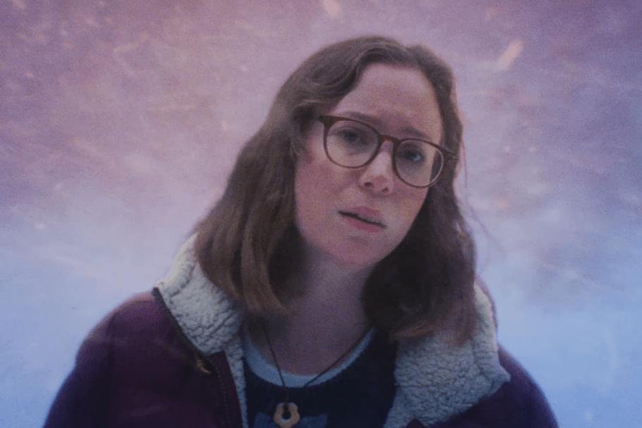 En Teenage Sex and Death at Camp Miasma, Jane Schoenbrun no homenajea el slasher: lo abre en canal. Sangre falsa, nostalgia VHS, deseo queer y una final girl que descubre que sobrevivir no siempre significa estar viva.